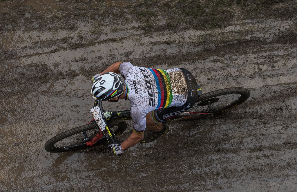 Miserable conditions and a new leader at Swiss Bike Days